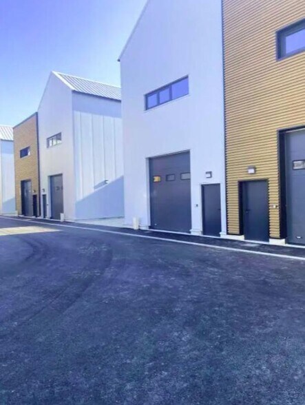 Industrial in Bagnolet to rent - Building Photo - Image 1 of 6