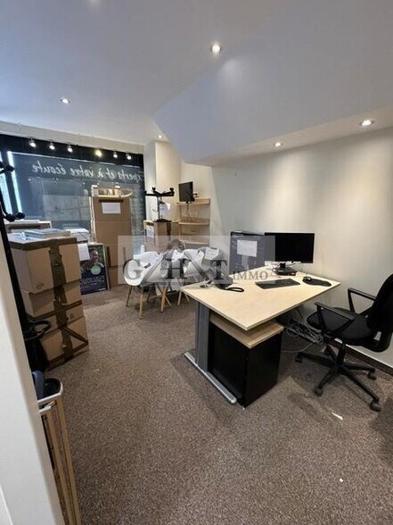 Retail in Vincennes to rent - Building Photo - Image 2 of 4
