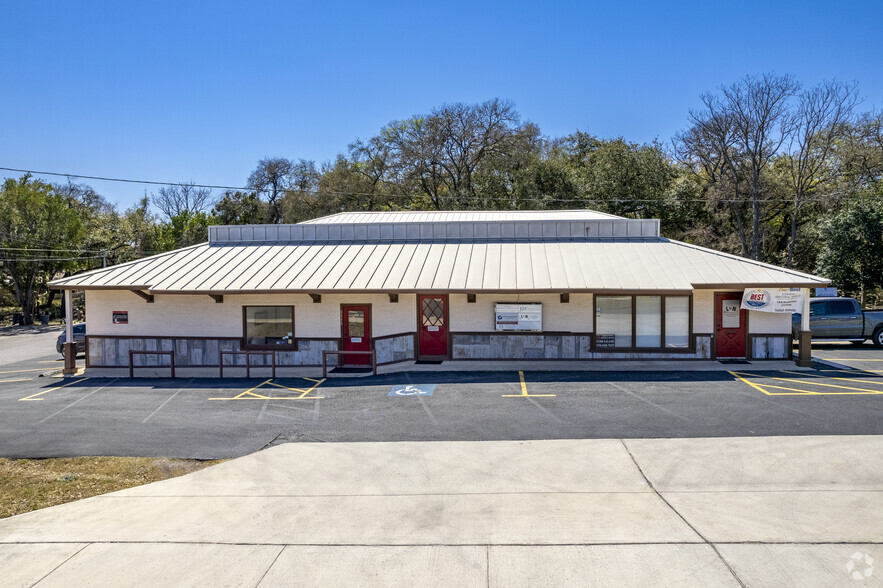 1111 N Walnut Ave, New Braunfels, TX for rent - Building Photo - Image 2 of 16