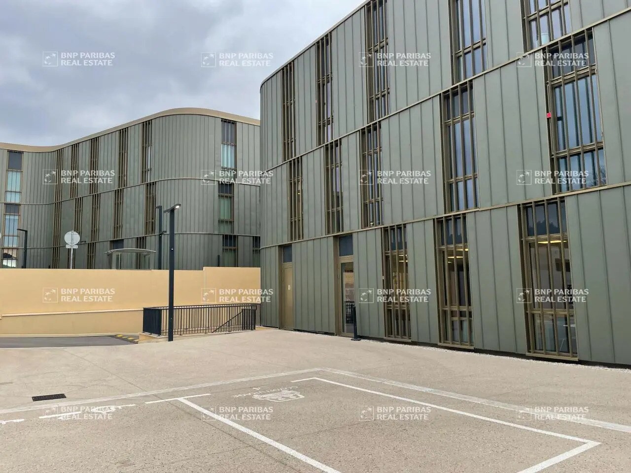 Office in Aix-en-Provence to rent Building Photo- Image 1 of 15