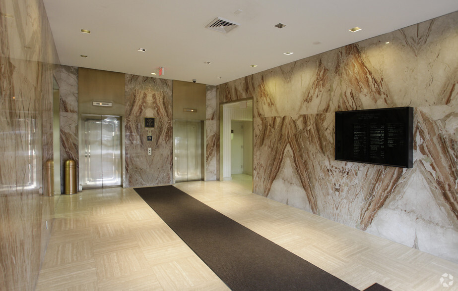 1000 Northern Blvd, Great Neck, NY for rent - Lobby - Image 3 of 6