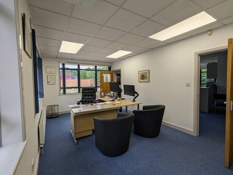 Walnut Tree Clos, Guildford to rent - Building Photo - Image 3 of 4