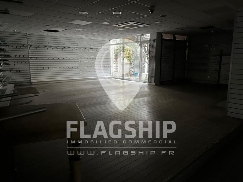 Retail in Suresnes to rent - Building Photo - Image 3 of 8