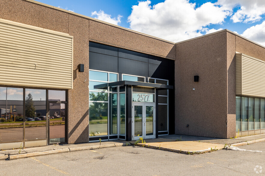 2597-2635 Boul Le Corbusier, Laval, QC for rent - Building Photo - Image 3 of 11