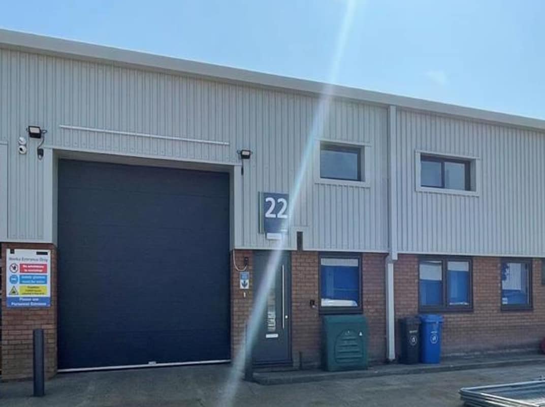 Leatherhead Rd, Chessington to rent Building Photo- Image 1 of 2