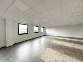 Office in Limonest to rent Building Photo- Image 1 of 8