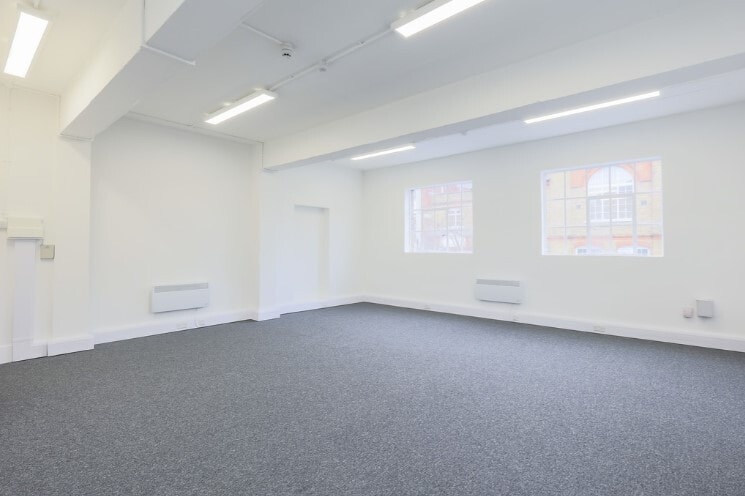 6 Elthorne Rd, London to rent Interior Photo- Image 1 of 4