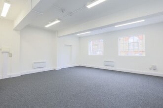 6 Elthorne Rd, London to rent Interior Photo- Image 1 of 4