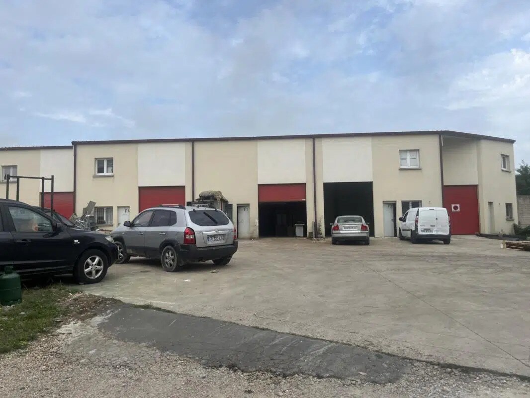 Industrial in Stains to rent Building Photo- Image 1 of 34