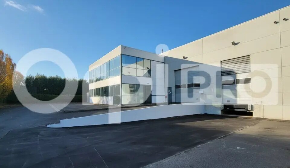 Industrial in Chilly-Mazarin to rent - Building Photo - Image 1 of 6