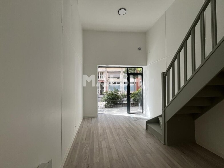 Retail in Villeurbanne to rent - Interior Photo - Image 2 of 5