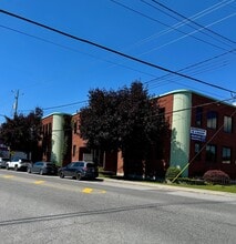 1085 Ch Du Côteau-Rouge, Longueuil, QC to rent Interior Photo- Image 2 of 12
