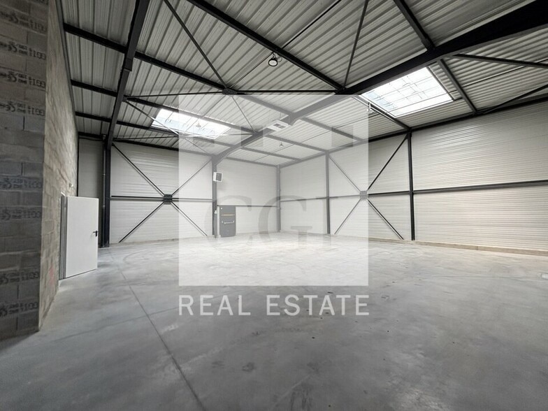 Light Industrial in Frontonas to rent - Interior Photo - Image 2 of 12