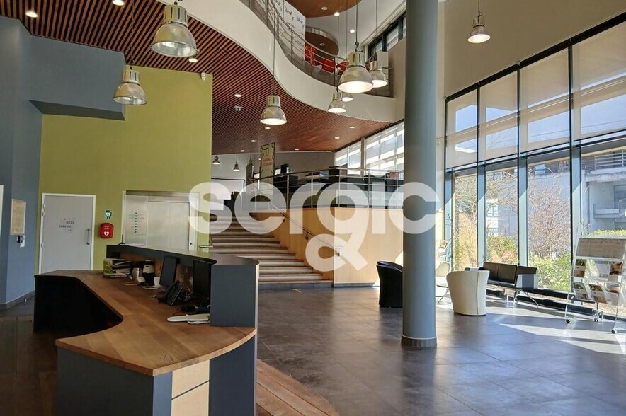 Office in Champs-sur-Marne to rent - Lobby - Image 3 of 13