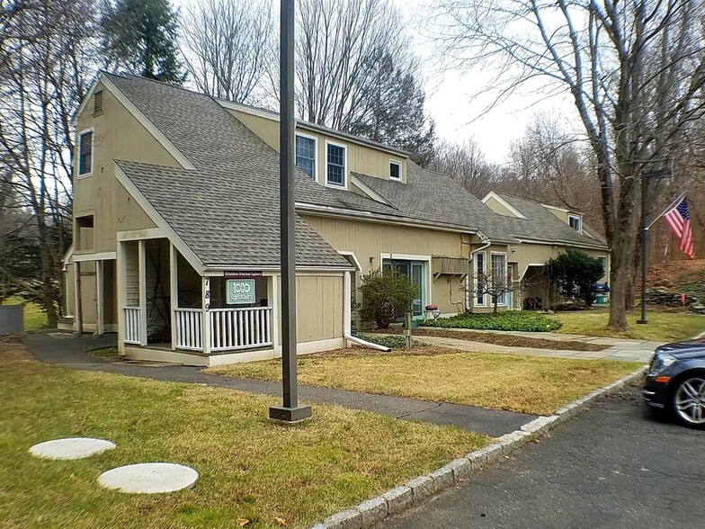 1080 Main St S, Woodbury, CT for sale - Building Photo - Image 3 of 9