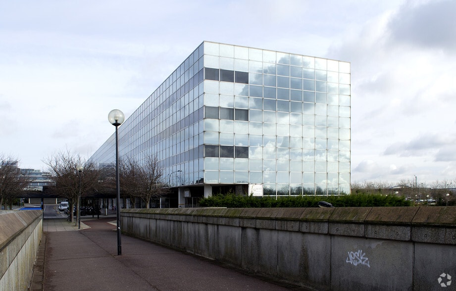 Elder Gate, Milton Keynes to rent - Building Photo - Image 2 of 65