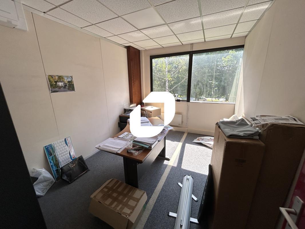 Office in Saint-Thibault-des-Vignes to rent Interior Photo- Image 1 of 10
