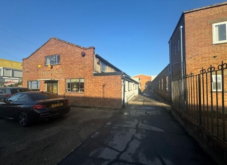 Island Farm Road portfolio of 2 properties for sale on LoopNet.co.uk Primary Photo- Image 1 of 3