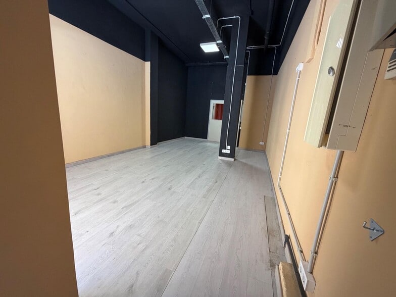 Retail in Sabadell, Barcelona to rent - Building Photo - Image 3 of 5