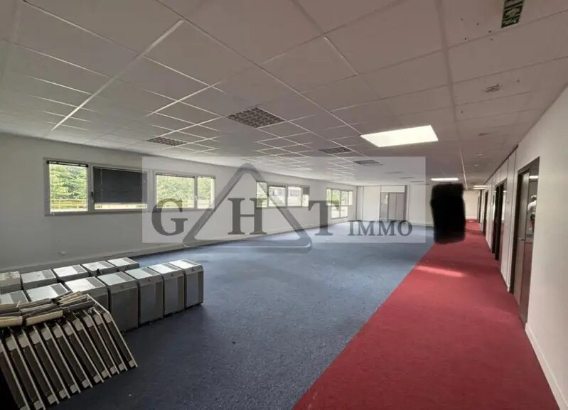 Retail in Buc to rent Interior Photo- Image 1 of 4