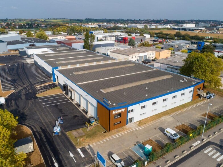 Light Industrial in Chassieu to rent - Aerial - Image 3 of 24