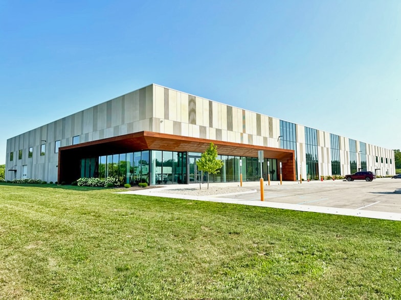 2220 E Bunch Blvd, Muncie, IN for sale - Building Photo - Image 1 of 30