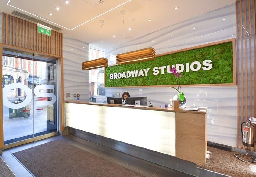 20 Hammersmith Broa, London to rent - Building Photo - Image 2 of 14