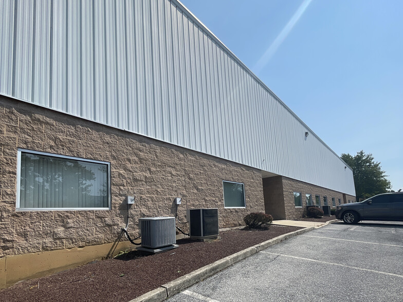 759 Roble Rd, Allentown Airport Branch, PA for rent - Building Photo - Image 3 of 9