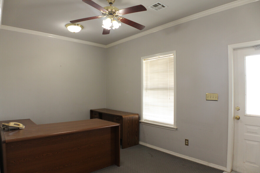 201 S Hominy Ave, Skiatook, OK for rent - Interior Photo - Image 2 of 11