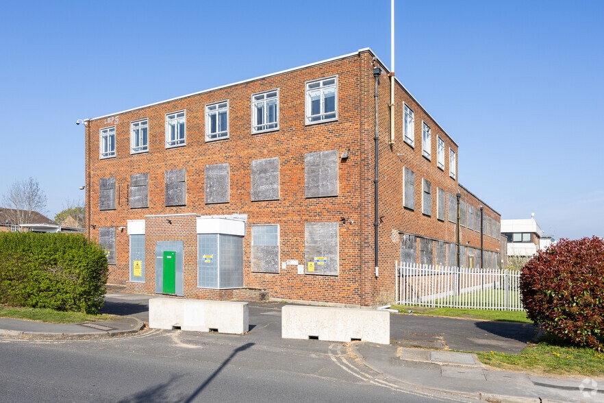 Cleeve Rd, Leatherhead for sale - Building Photo - Image 3 of 3