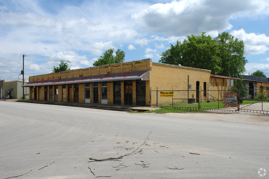 109 NW 2nd St, Smithville, TX for rent - Primary Photo - Image 1 of 27