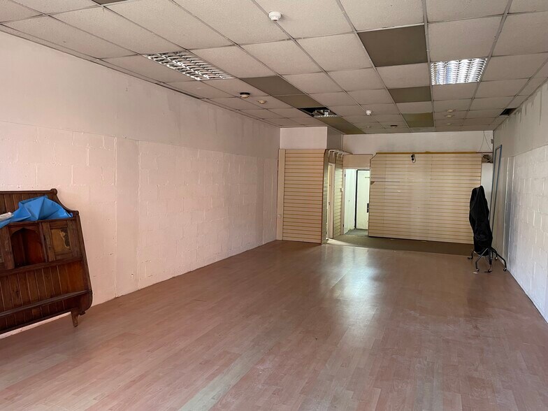 Priory Sq, Salisbury to rent - Building Photo - Image 3 of 3