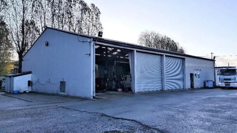 Industrial in Dunkerque for sale - Primary Photo - Image 1 of 8