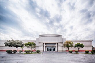 1675 W Lacey Blvd, Hanford, CA for rent Building Photo- Image 2 of 2