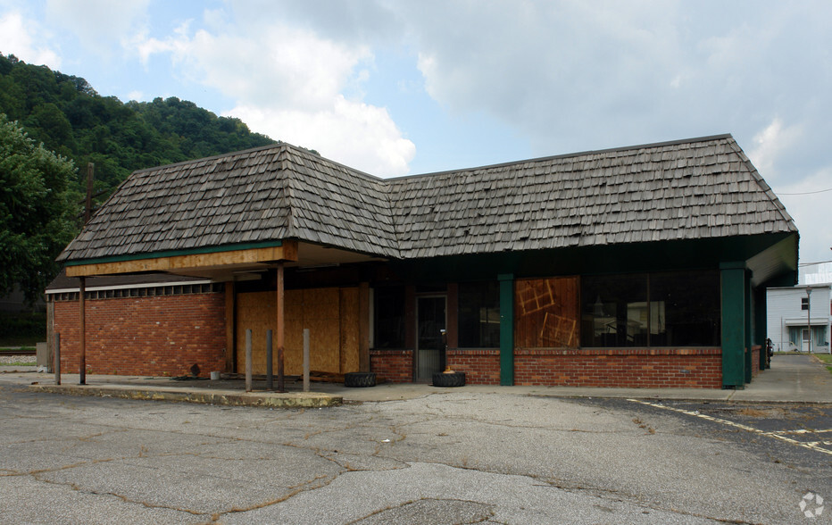 9703 Maccorkle Ave, Marmet, WV for rent - Primary Photo - Image 1 of 2