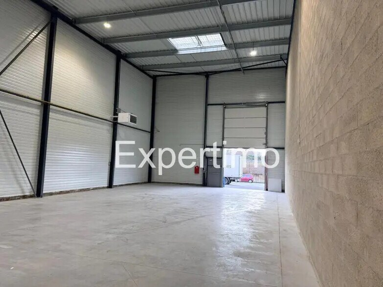 Industrial in Saint-Denis to rent - Interior Photo - Image 3 of 9