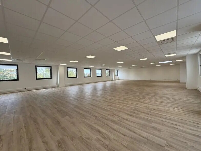 1 Rue Des Vergers, Limonest to rent - Building Photo - Image 2 of 39