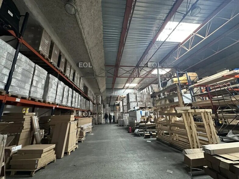 Industrial in Vitrolles to rent - Building Photo - Image 2 of 5