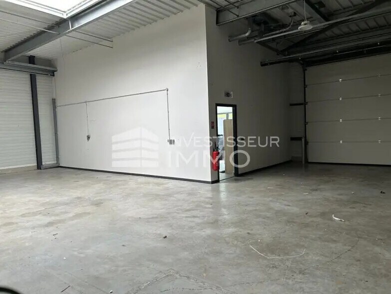 Light Industrial in Palaiseau to rent - Building Photo - Image 1 of 4