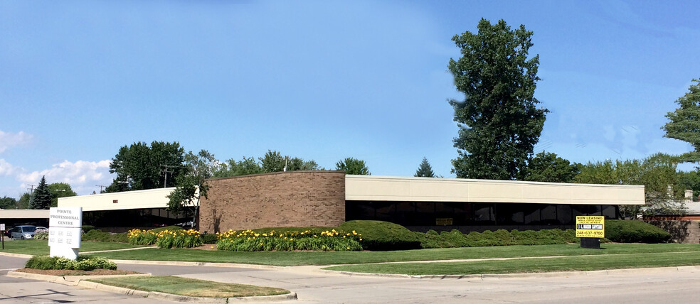 18245 E 10 Mile Rd, Roseville, MI for rent - Building Photo - Image 1 of 1