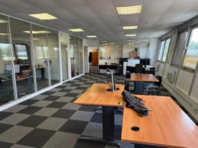 Industrial in Villejust to rent - Interior Photo - Image 3 of 10