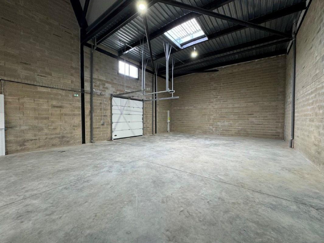 Industrial in Hérouville-en-Vexin for sale Building Photo- Image 1 of 12