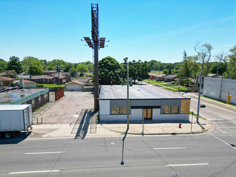 18685 W 8 Mile Rd, Detroit, MI for sale - Building Photo - Image 1 of 4