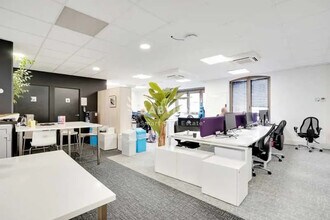 Office in Neuilly-sur-Seine to rent Interior Photo- Image 1 of 3
