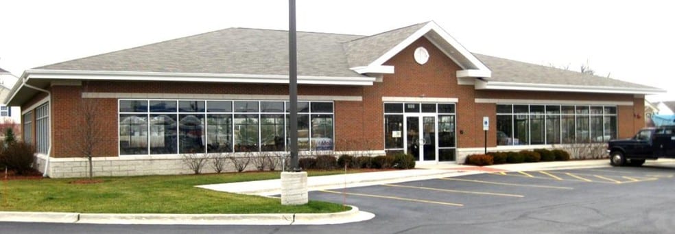 900 S Milwaukee Ave, Vernon Hills, IL to rent - Primary Photo - Image 2 of 6