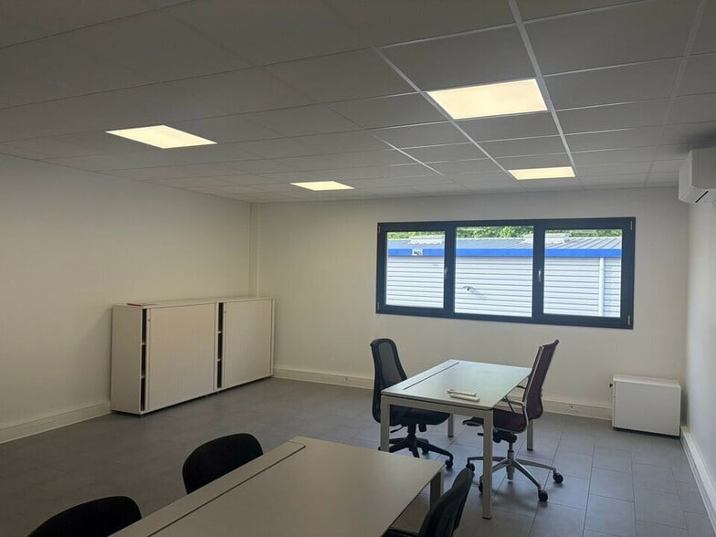 Light Industrial in Neuville-sur-Saône to rent - Interior Photo - Image 2 of 12