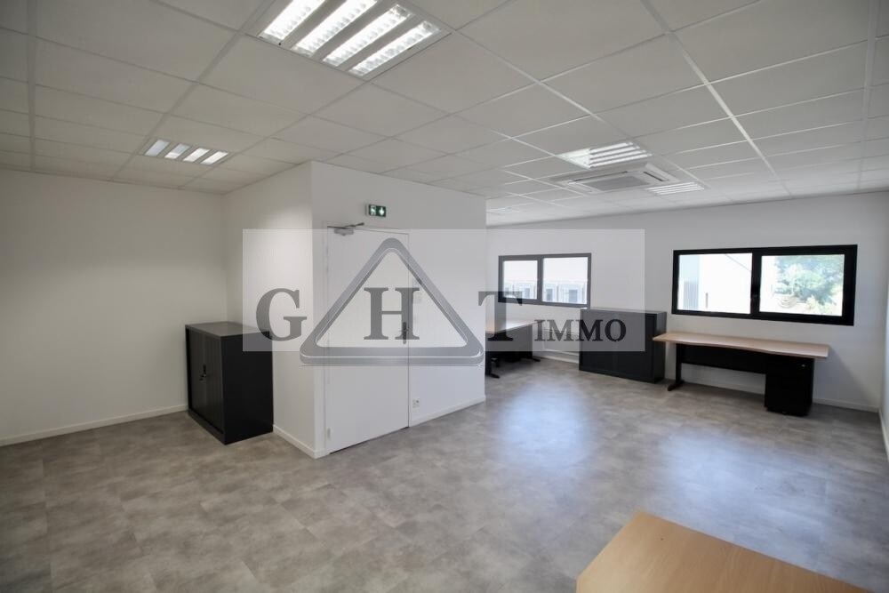 Industrial in Saint-Pierre-du-Perray to rent Interior Photo- Image 1 of 4