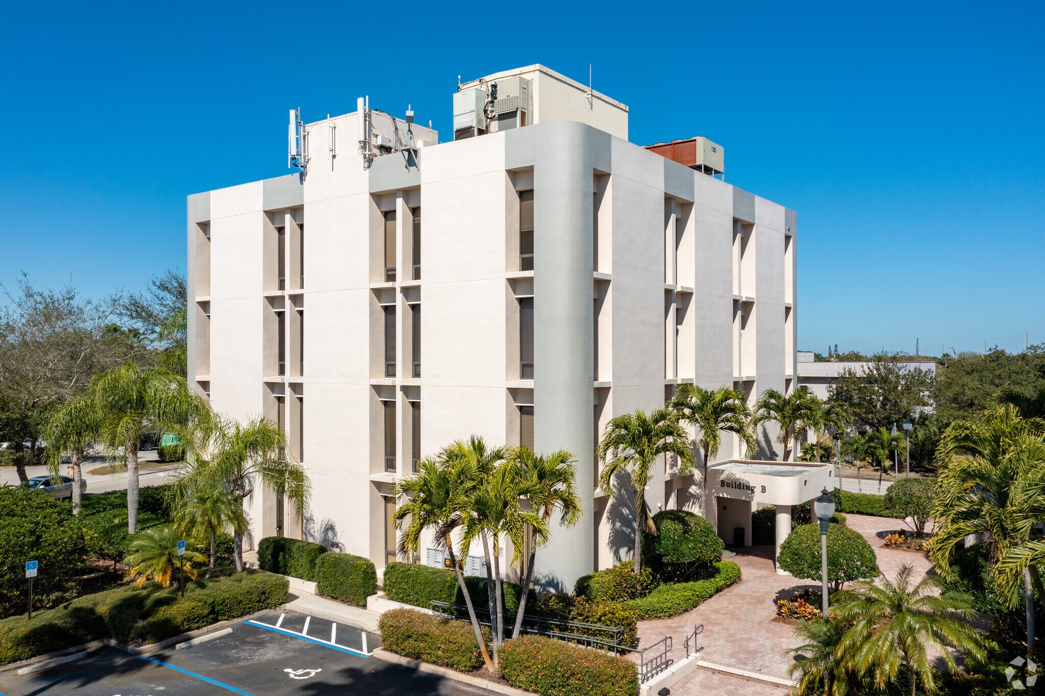 1201 19th Pl, Vero Beach, FL to rent Primary Photo- Image 1 of 16