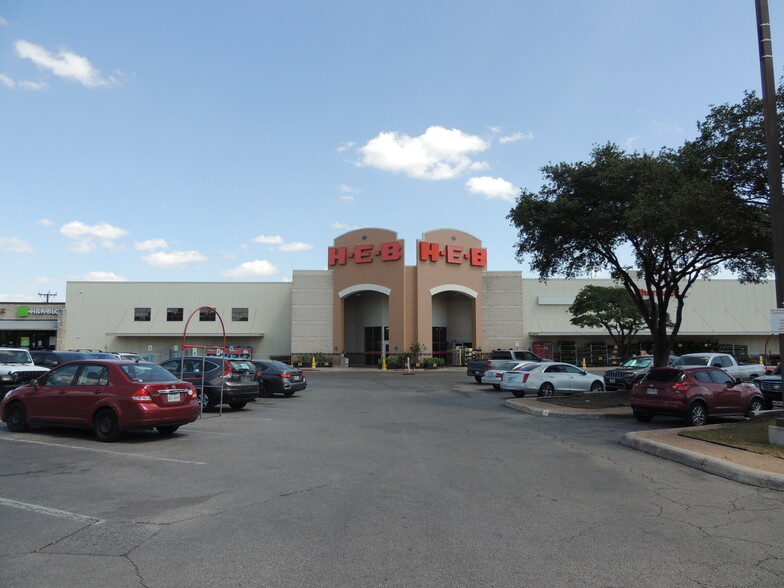 2923-2951 Thousand Oaks Dr, San Antonio, TX for rent - Building Photo - Image 1 of 29