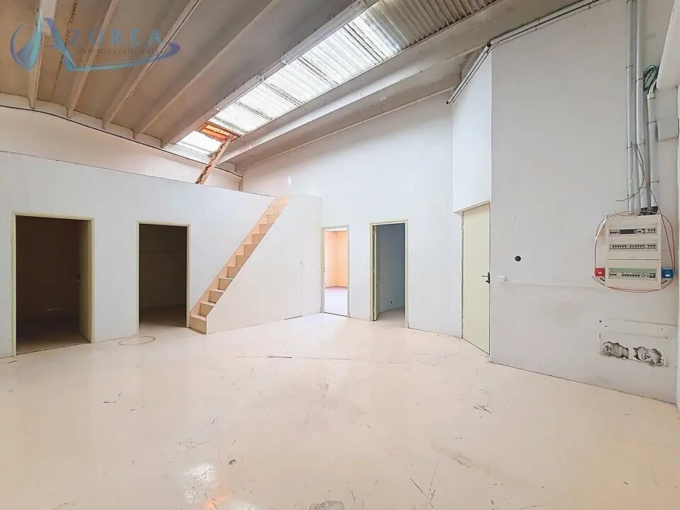 Location Local d'activités 180 m² - Photo 1